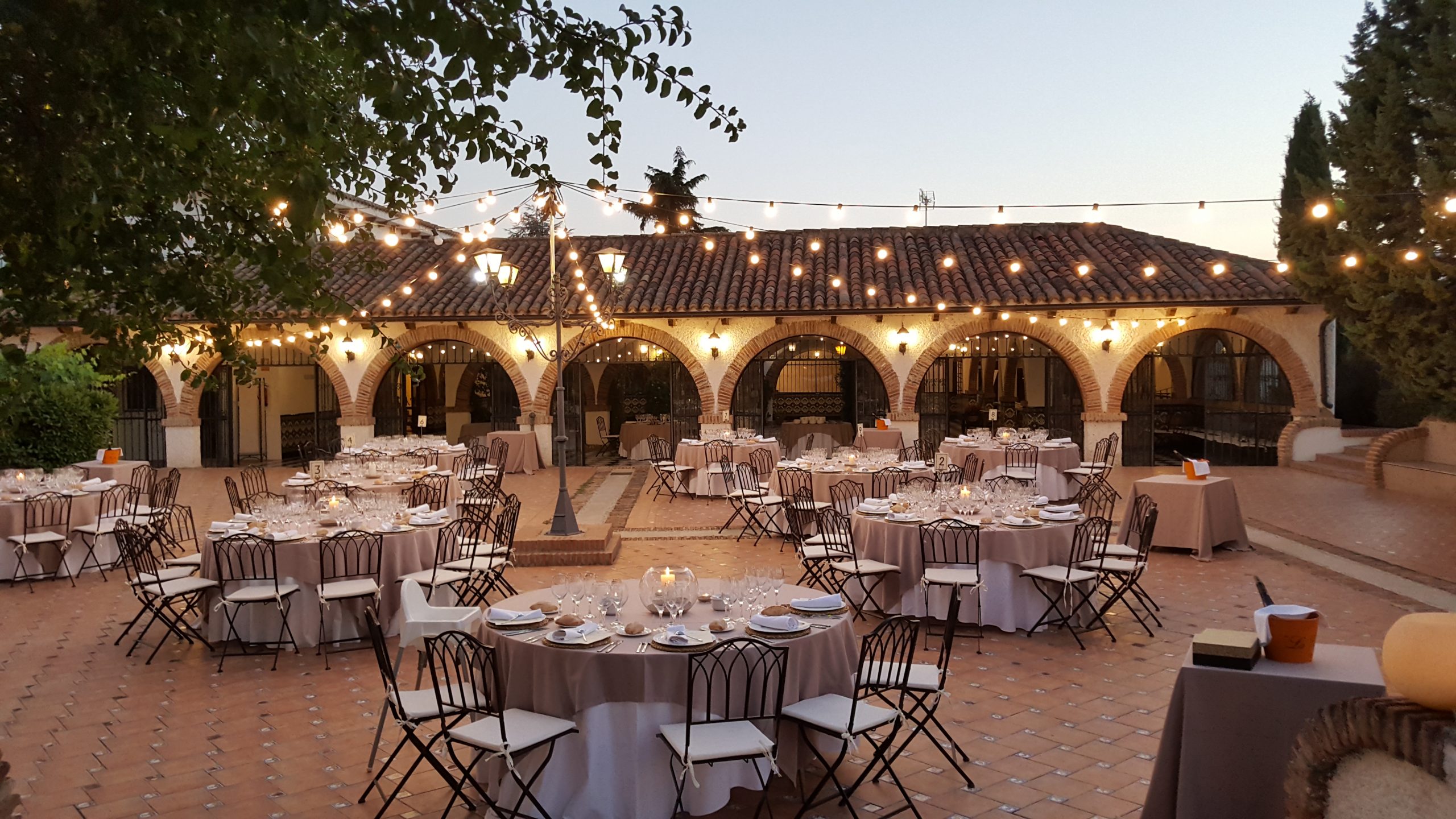 Mesas Patio Exterior Atardecer
